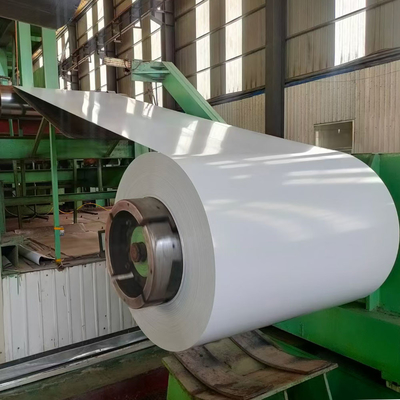 Z275 prepintó la techumbre de acero galvanizada del metal de la bobina cubre los materiales de construcción